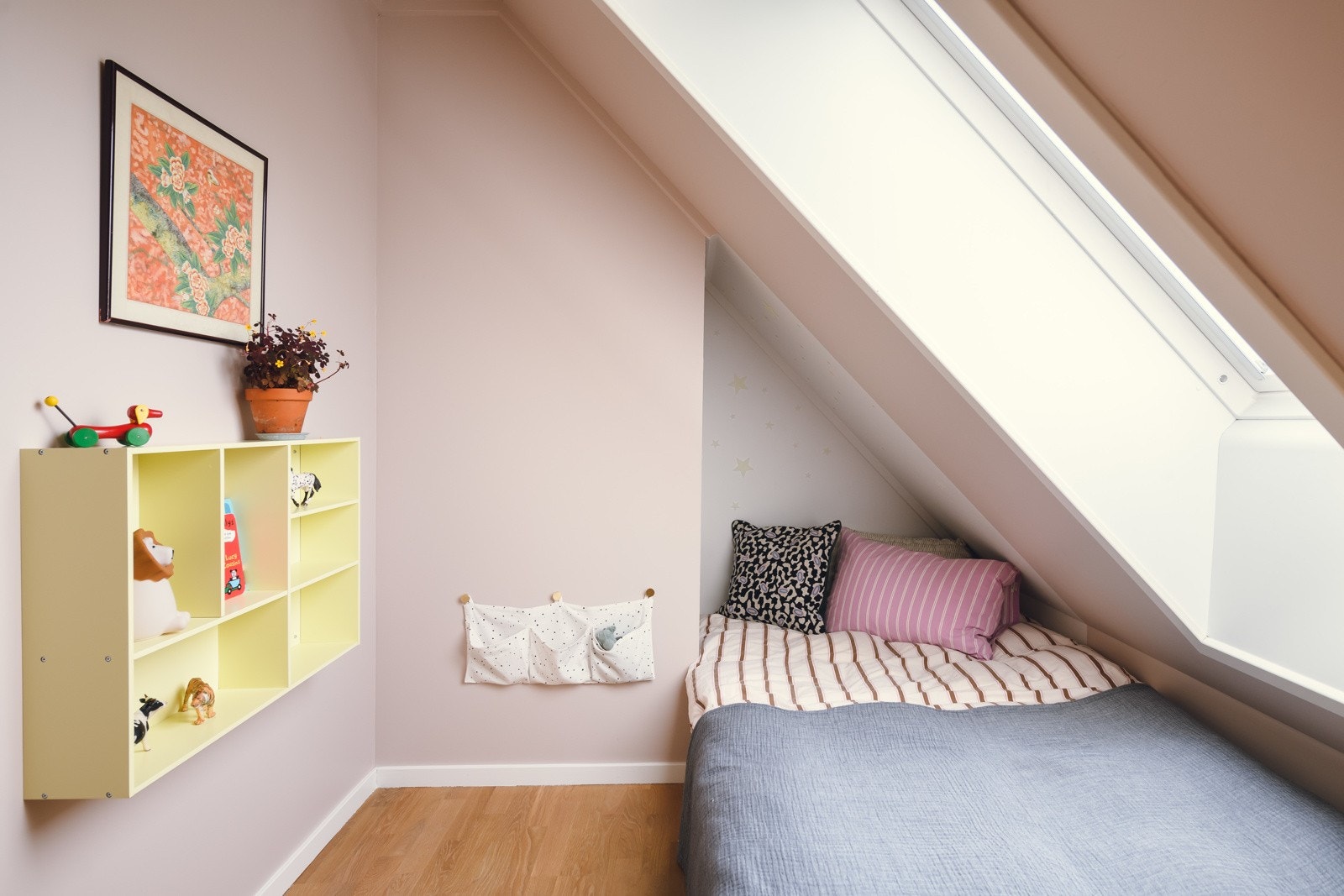 Soverom II har plass til seng, og ytterligere møblement som f.eks. skrivebord, garderobeskap eller hyller til oppbevaring. Galleribilde