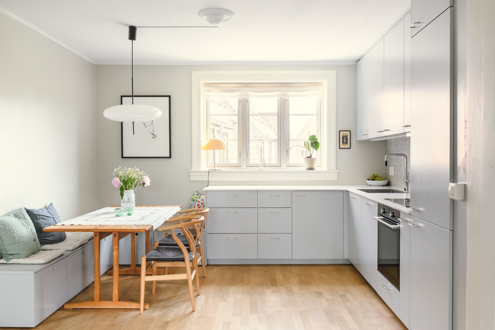 Elegant kjøkken fra 2022. Kjøkkenet har kvalitetsfronter fra Studio 10 og benkeplate i stein (silestone). Galleribilde