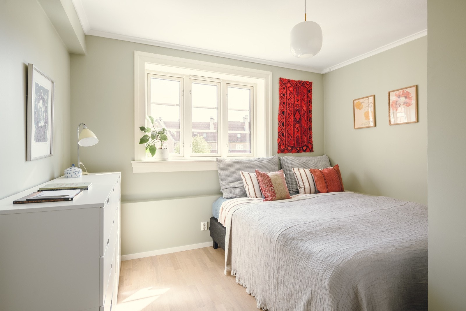 Soverom av svært god størrelse. Det er tilstrekkelig plass til en dobbeltseng, skrivebord, hyller og garderobeskap til oppbevaring. Galleribilde