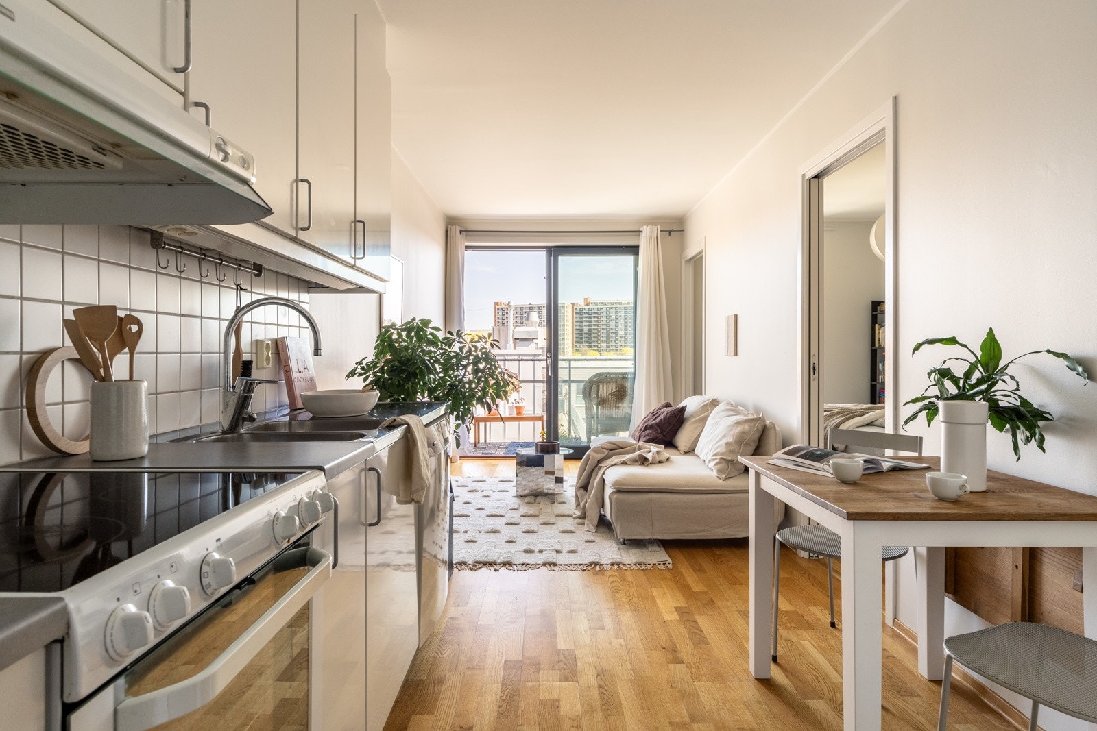 Leiigheten har en praktisk åpen kjøkkenløsning mot stuen. Galleribilde