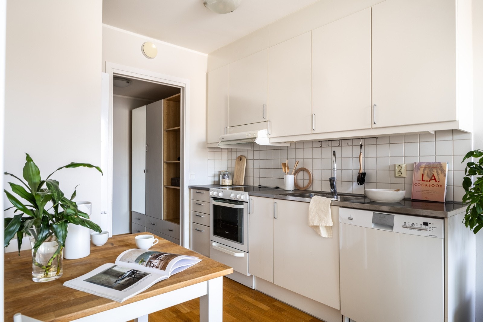 Kjøkkenet har ventilator i overskap tilkoblet avtrekkskanal. Galleribilde