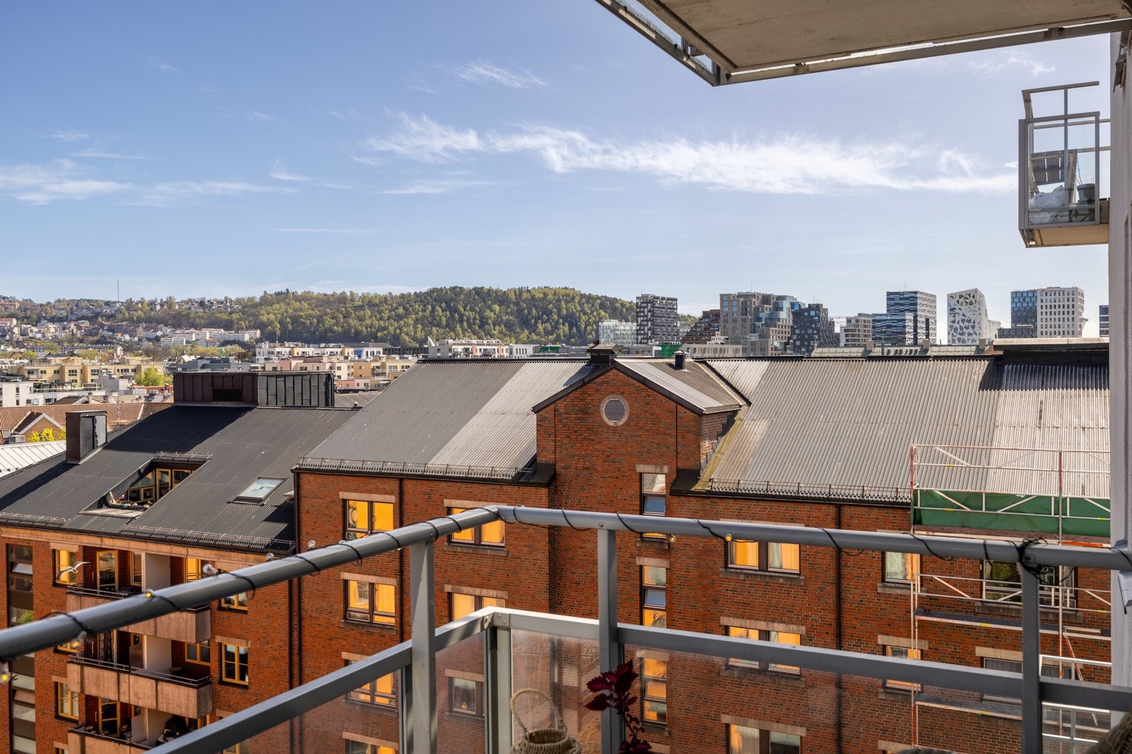 Fra balkongen er det utsikt utover byen. Galleribilde