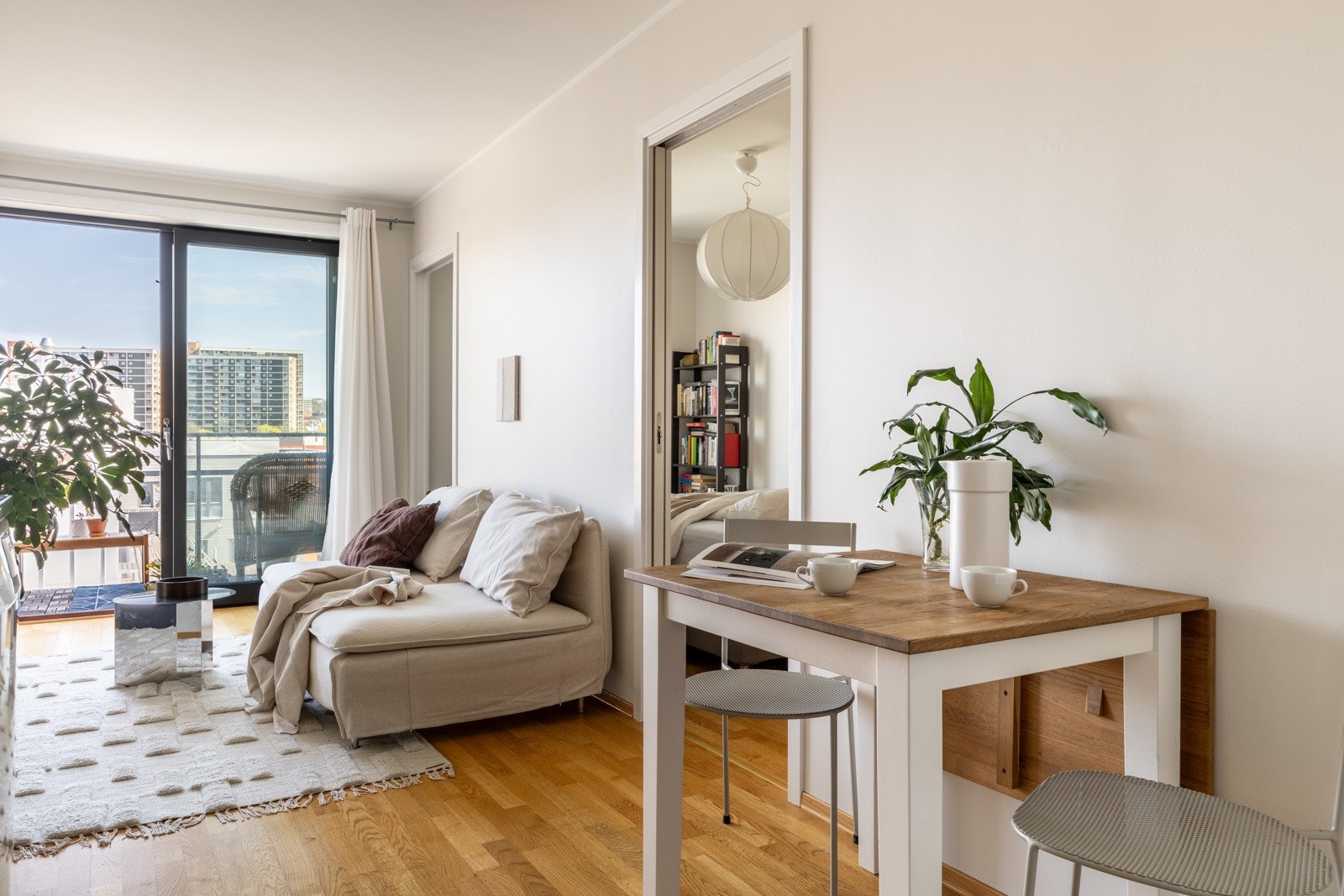 Fra stuen er det utgang til en østvendt balkong på ca. 5 kvm. Galleribilde