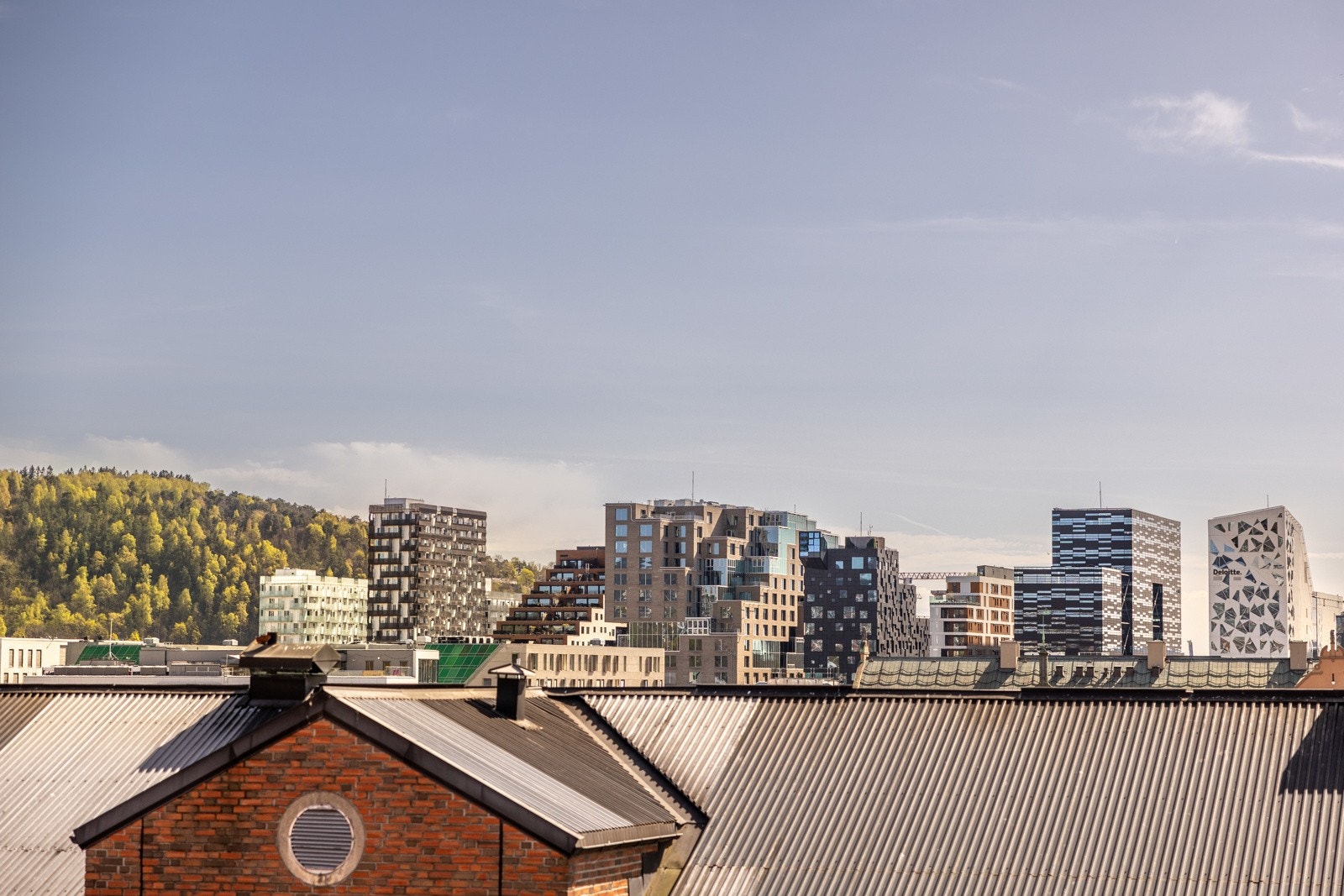 Flott utsikt utover byen fra takterrassen. Galleribilde