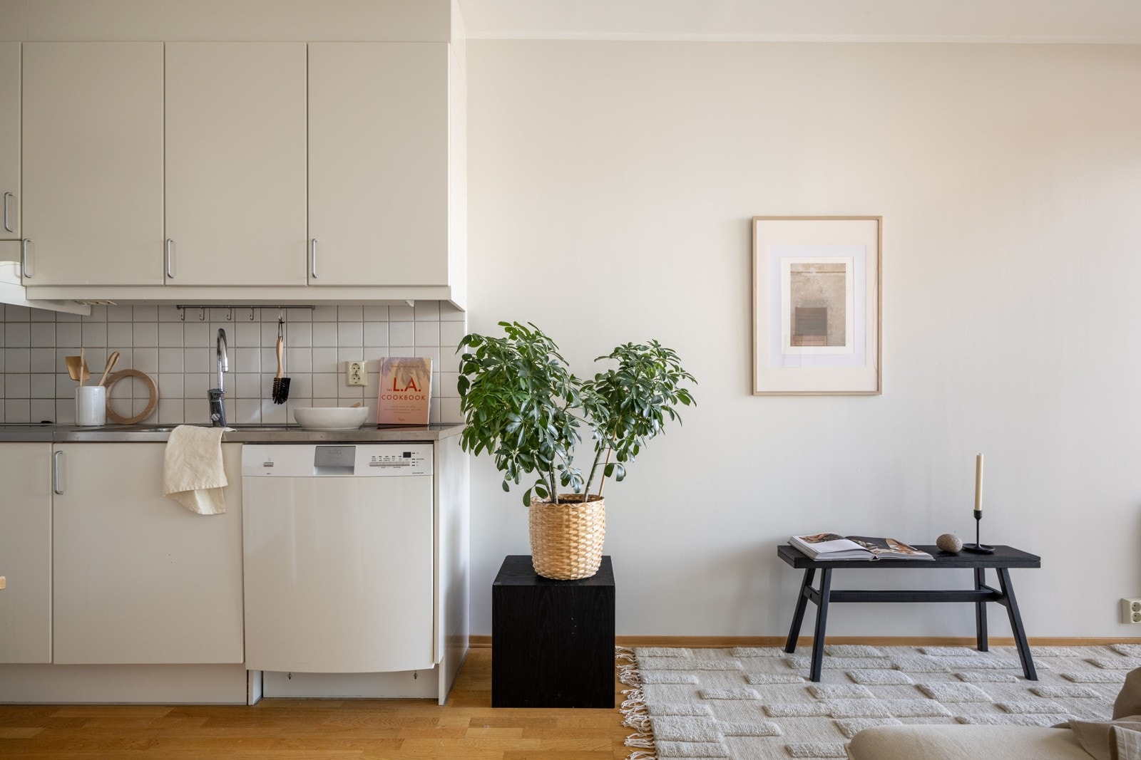 Leiligheten har store vindusflater som slipper inn mye naturlig lys. Galleribilde