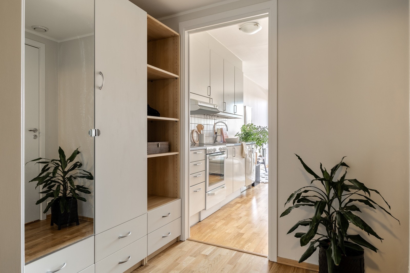 Du blir ønsket velkommen inn i en lys og romslig entré. Galleribilde