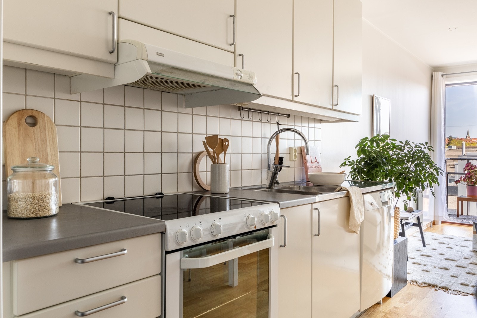 Kjøkkeninnredning fra byggeår (2009) med glatte fronter. Galleribilde