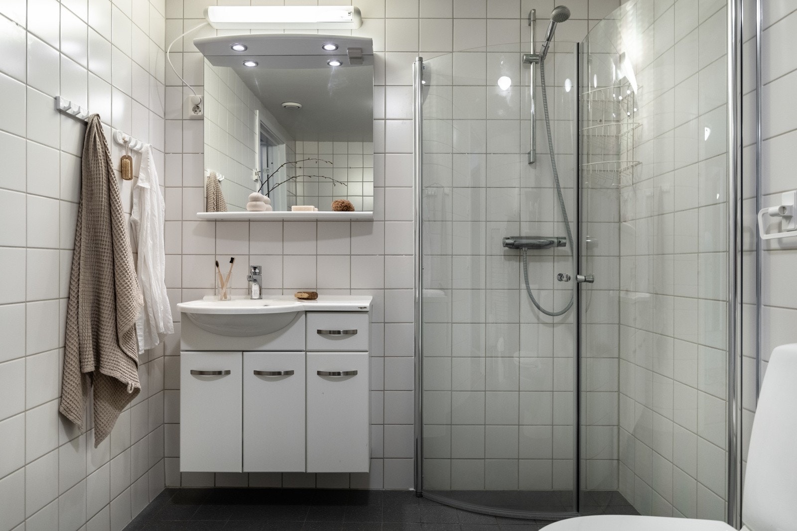 Badet har mekanisk avtrekksventil og opplegg for vaskemaskin. Galleribilde