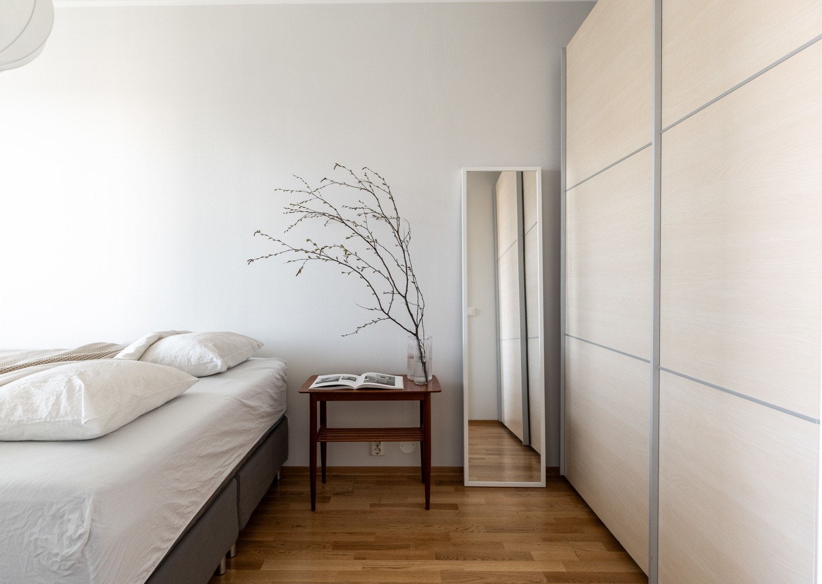 Det er plass til stor dobbeltseng med tilhørende nattbord. Galleribilde