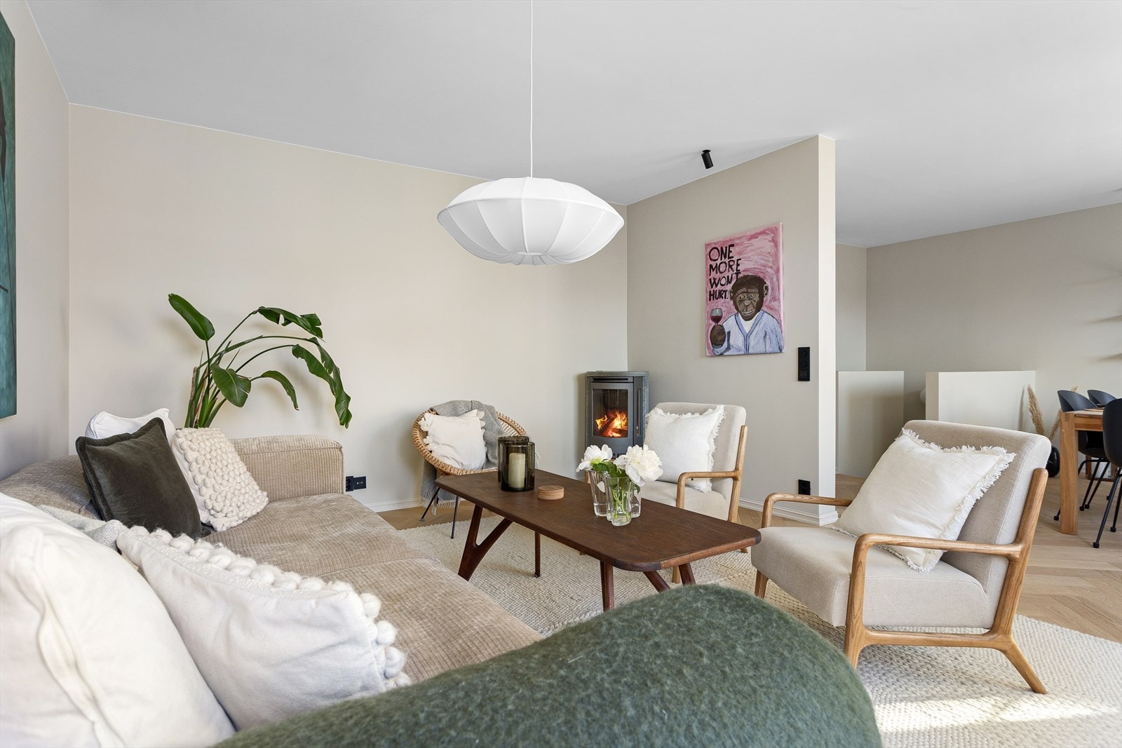 Stuen har en lun og stemningsfull peisovn som utgjør et flott element til rommet. I tillegg er peisen en ypperlig varmekilde på kaldere dager. Galleribilde