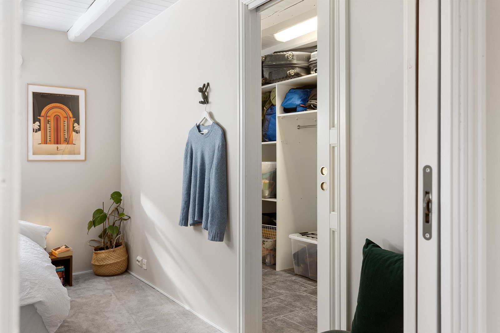 I tillegg ligger hovedsoverommet i fin tilknytning til eget omkledningsrom. Galleribilde