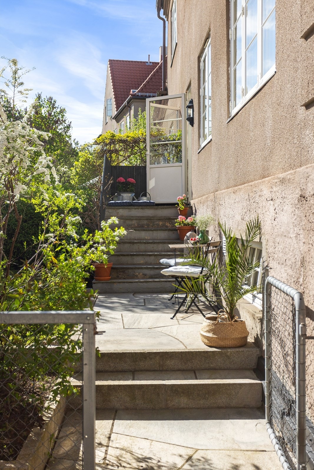 Leiligheten har to flotte hageparseller - en på hver side av boligen. Den ene har direkte utgang fra stuen. Galleribilde