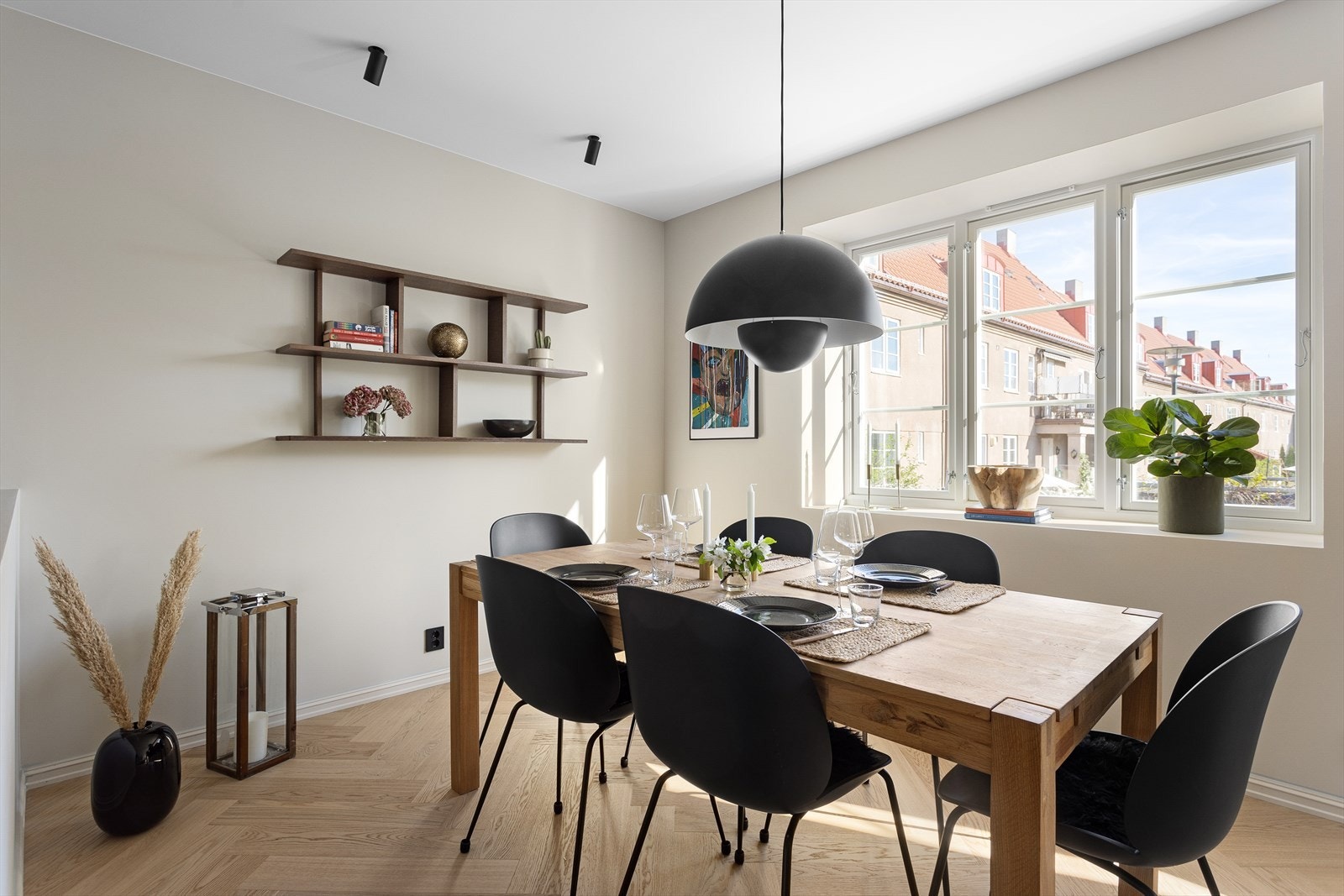 Spiseplassen er et hyggelig og naturlig samlingspunkt både i hverdagen og ved festligere anledninger. Galleribilde