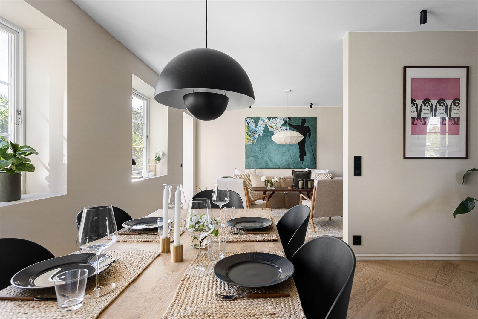 Stuen har god plass til både sofaseksjon og spisebord, samt øvrig innredning. Galleribilde