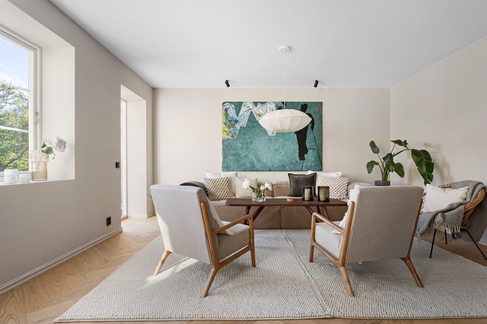 Boligen ligger lyst og fint til i 1.etasje med utbygget kjeller, og har en praktisk planløsning som gir flere muligheter. Galleribilde