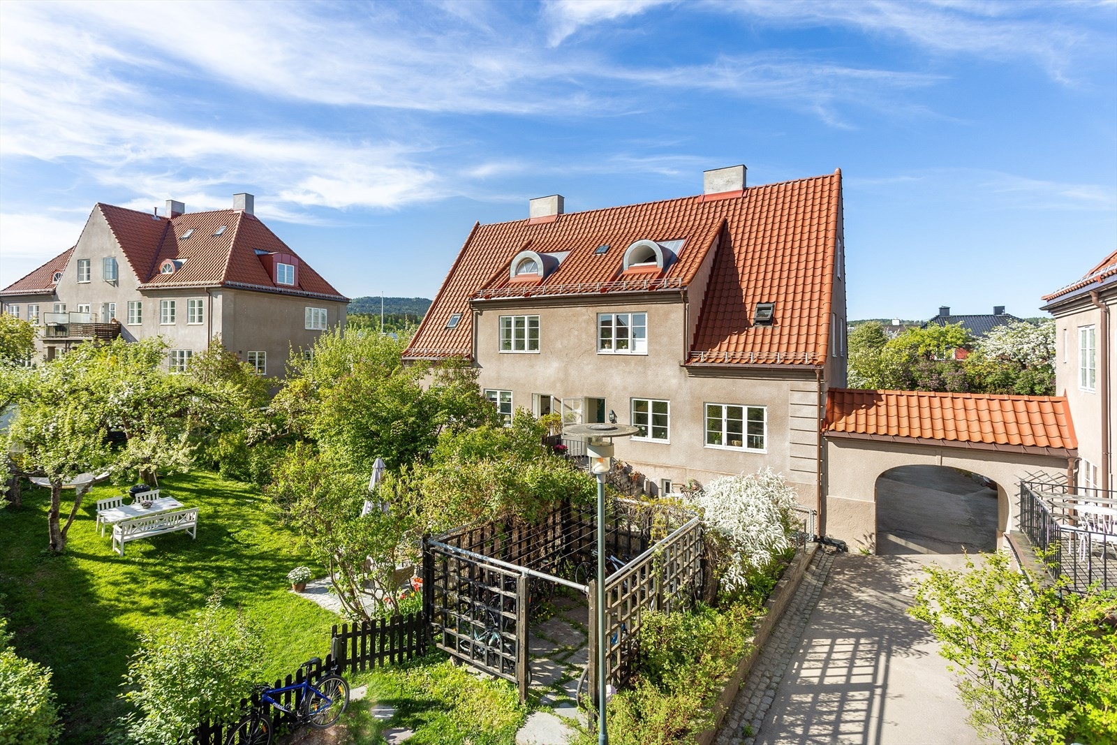 Eiendommen har et svært hyggelig indre gårdsrom. Det koselige tunet og de rolige internveiene skaper trygge omgivelser for de aller minste. Galleribilde