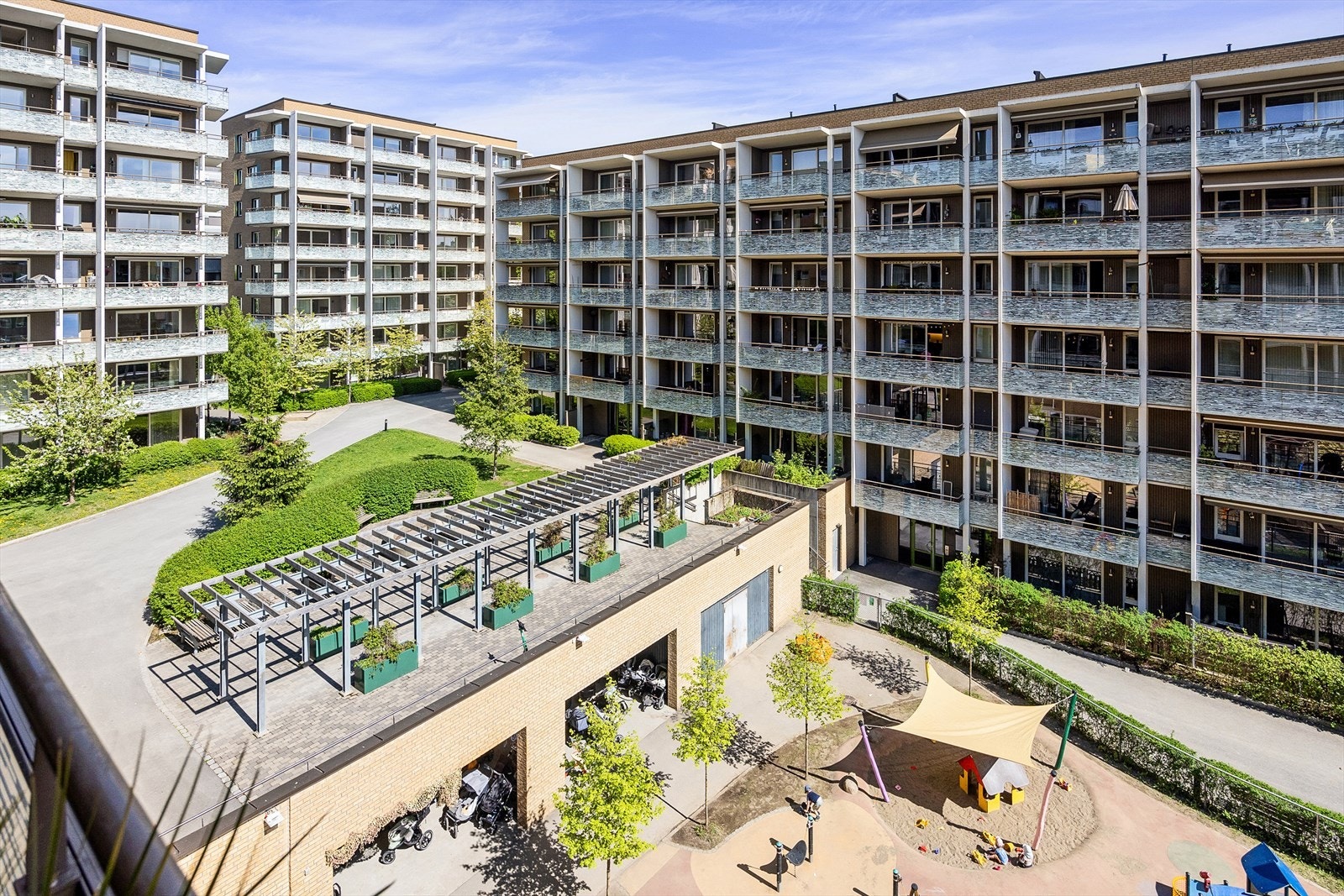 Balkongen vender ut mot hyggelig bakgård. Her har du utsikt mot Lillohagen FUS barnehage, hvor beboerne har prioritet. Galleribilde