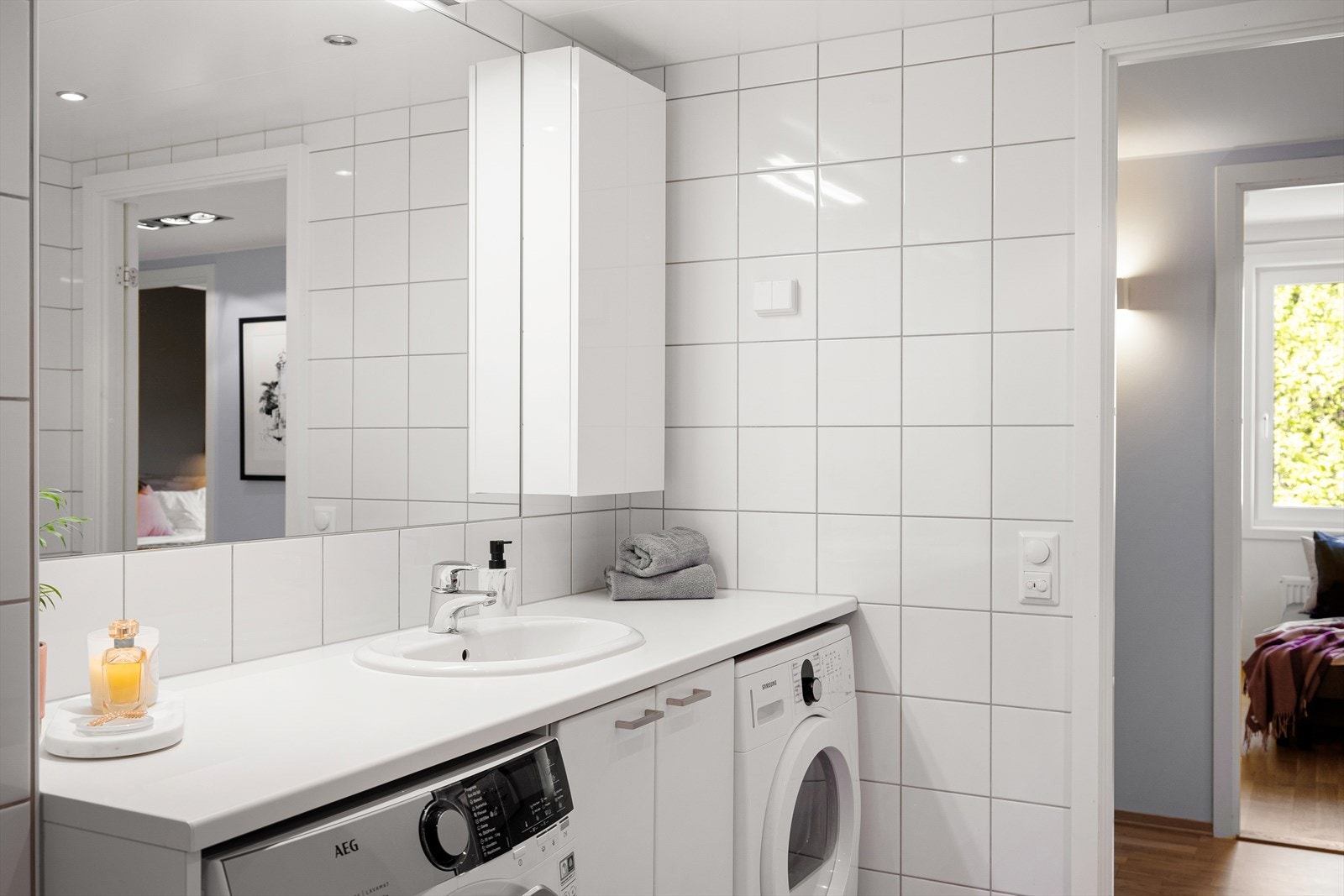 Badet består av servant, laminat benkeplate, benkeskap, høyskap og veggskap med glatte fronter. Videre er det dusj på gulv med felt i herdet glass og veggfestet klosett med innebygget sisterne. Galleribilde