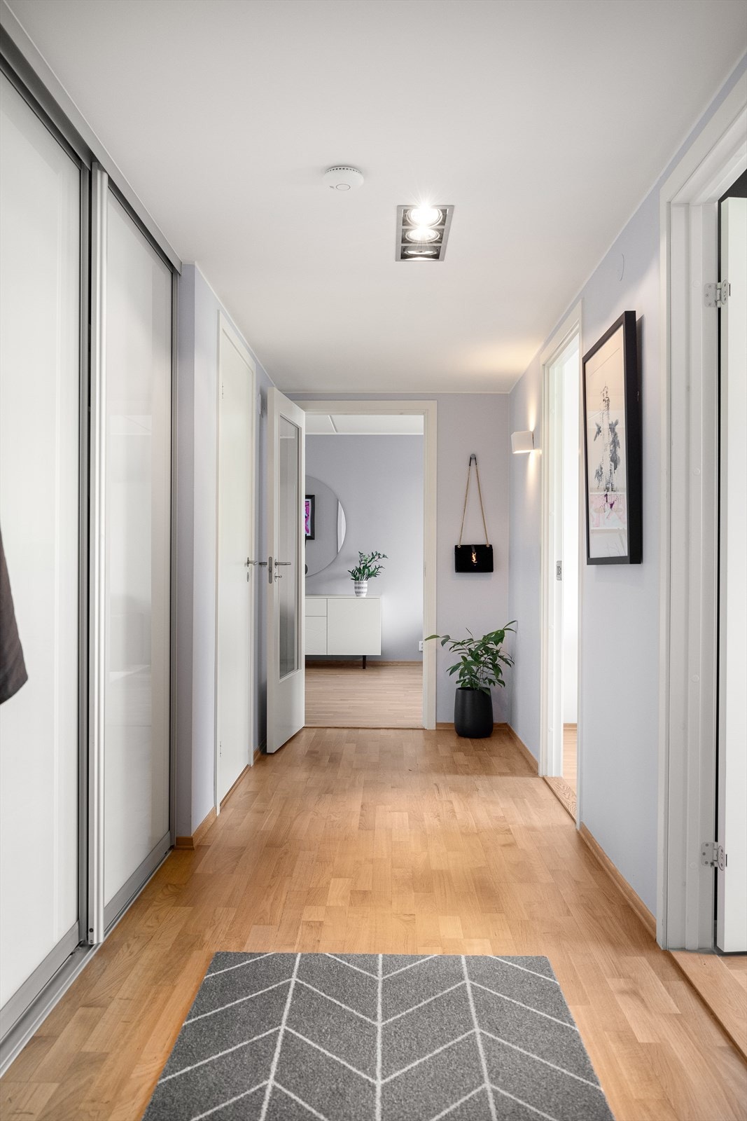 Leiligheten har en innbydende entré som skaper et umiddelbart godt førsteinntrykk. Galleribilde
