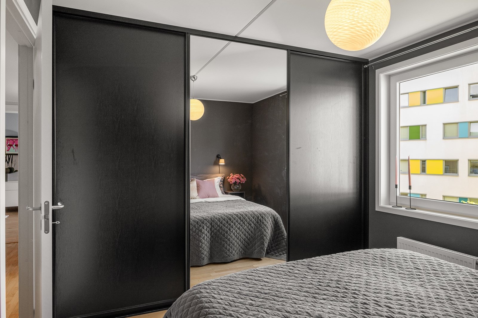 Det ble montert skyvedørsgarderobe på hovedsoverom i 2019, her er det gode oppbevaringsmuligheter. Galleribilde