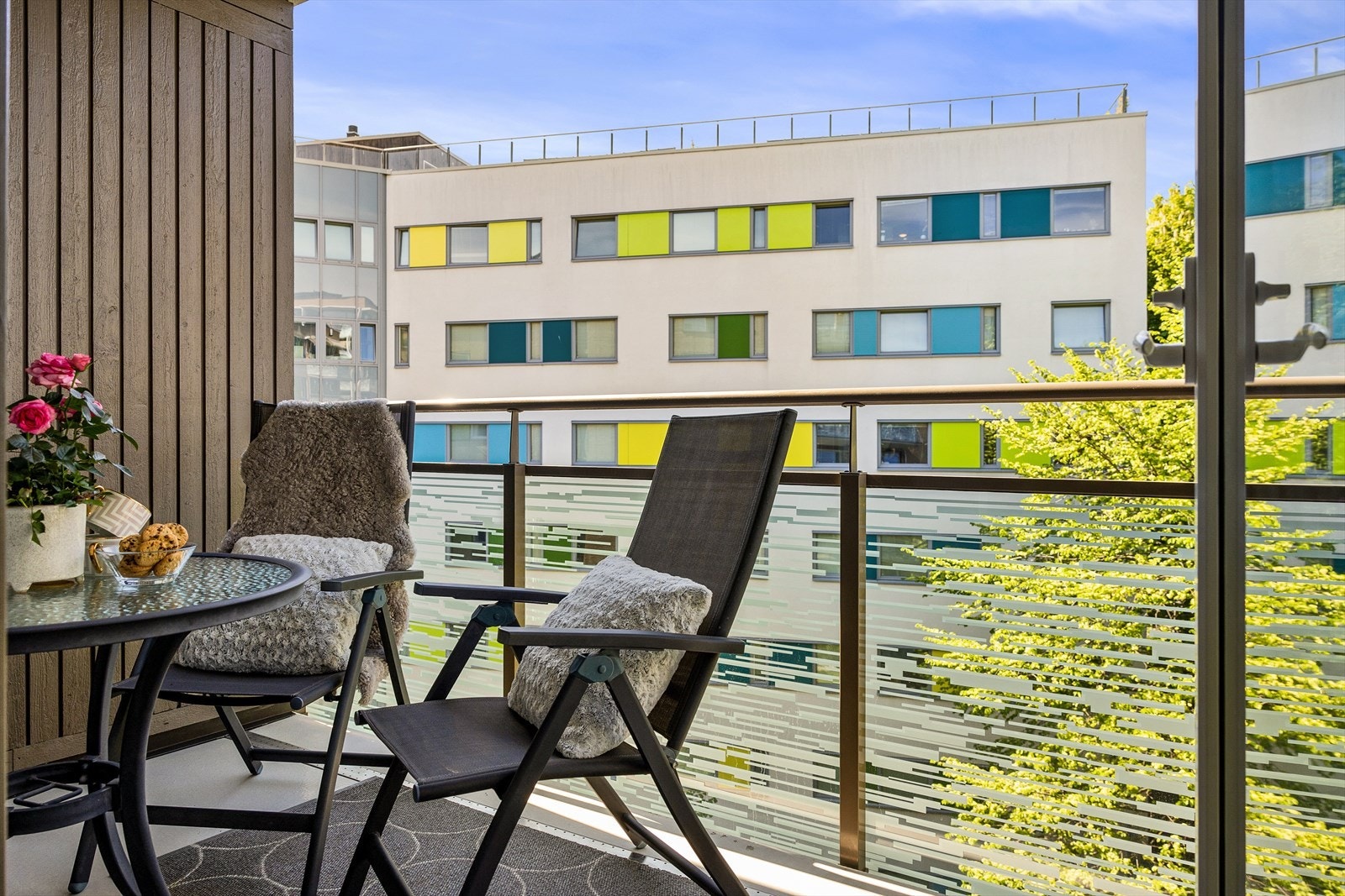 Fra stuen er det utgang til en herlig nordvestvendt balkong på ca. 6 m² med ettermiddagssol. Galleribilde