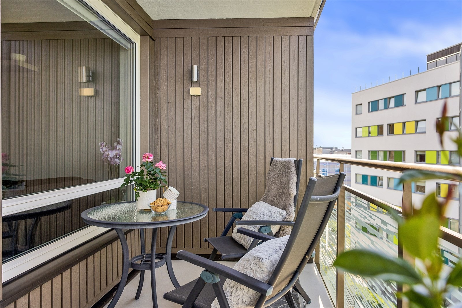 På vår- og sommerhalvåret blir balkongen som en forlengelse av stuen og innbyr til mer samvær og fine stunder med familie og venner. Galleribilde