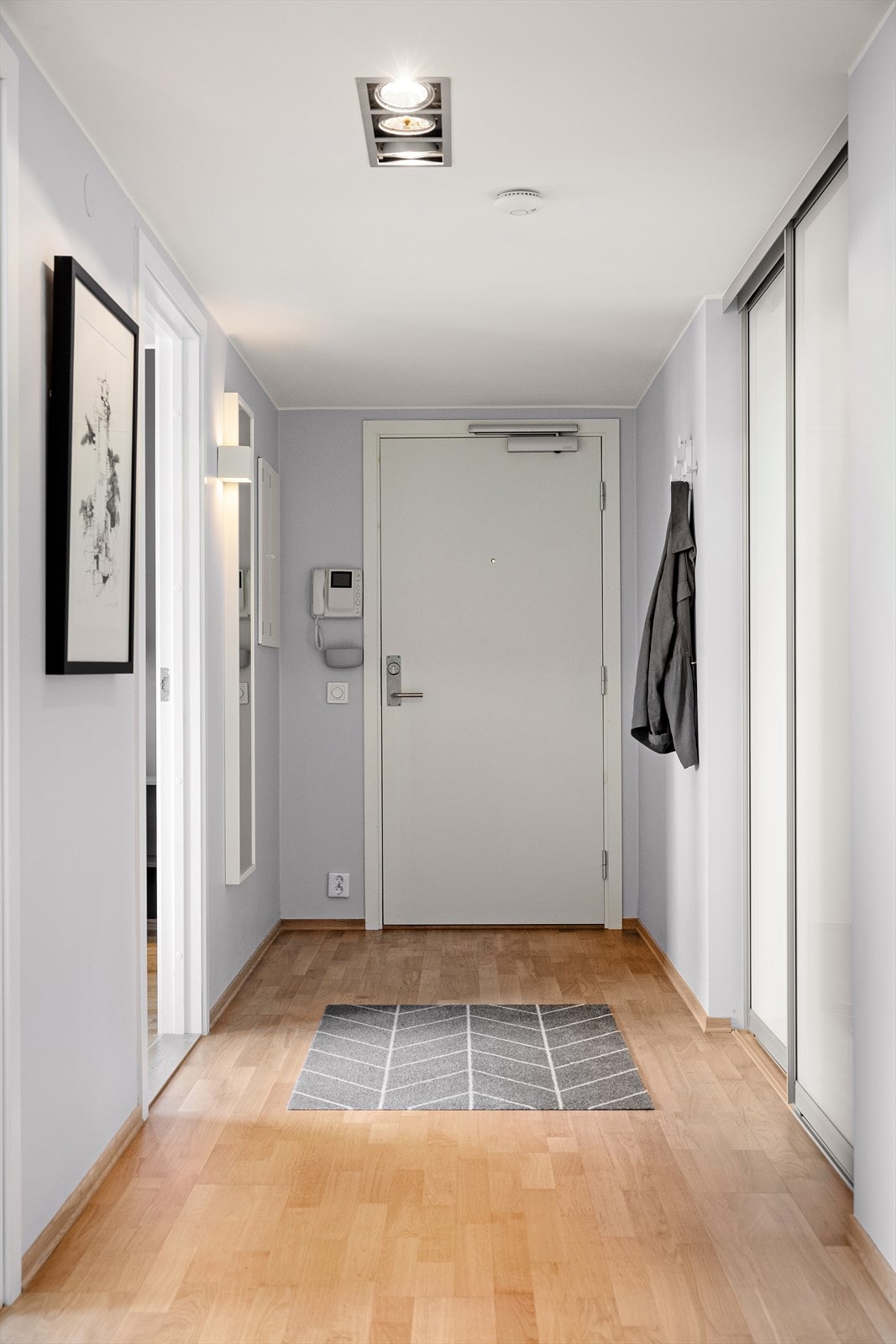 Det er god plass til oppbevaring av yttertøy i den romslige skyvedørsgarderoben. Galleribilde