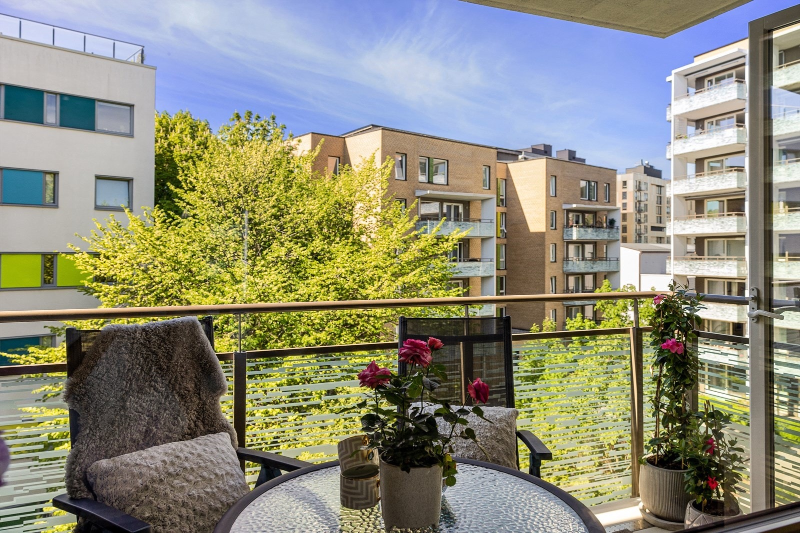 Velkommen til Birch-Reichenwalds gate 2E! Dette er en stilren 3-roms med to balkonger og garasjeplass, beliggende i byggets 5. etasje med heisadkomst. Galleribilde