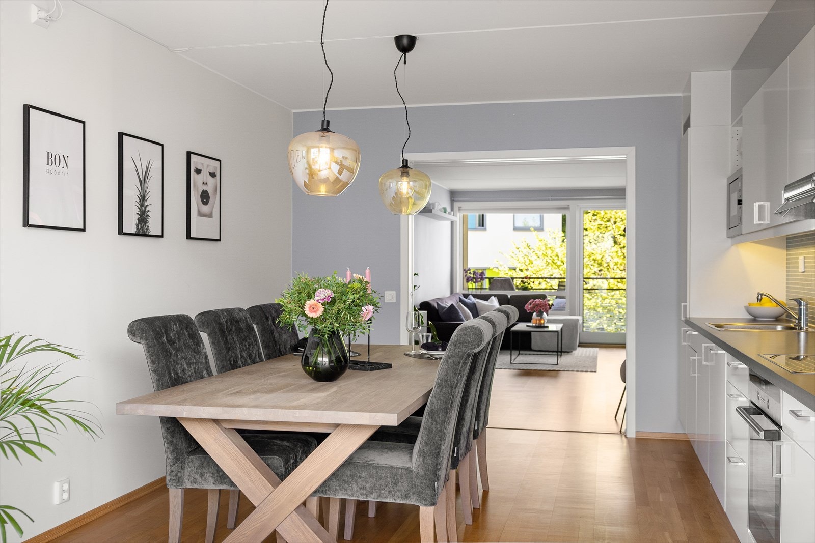I tilknytning til kjøkkenet er det god plass til en stor spisegruppe, noe som gir rom for gjester på besøk. Galleribilde