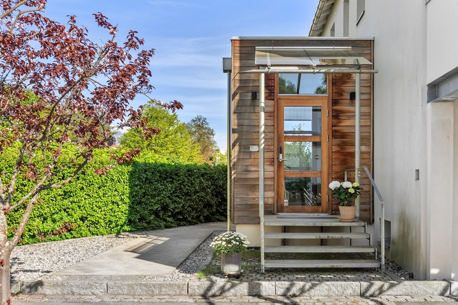 Velkommen inn! Boligen fikk i 2010 tilbygget nytt inngangsparti. Galleribilde