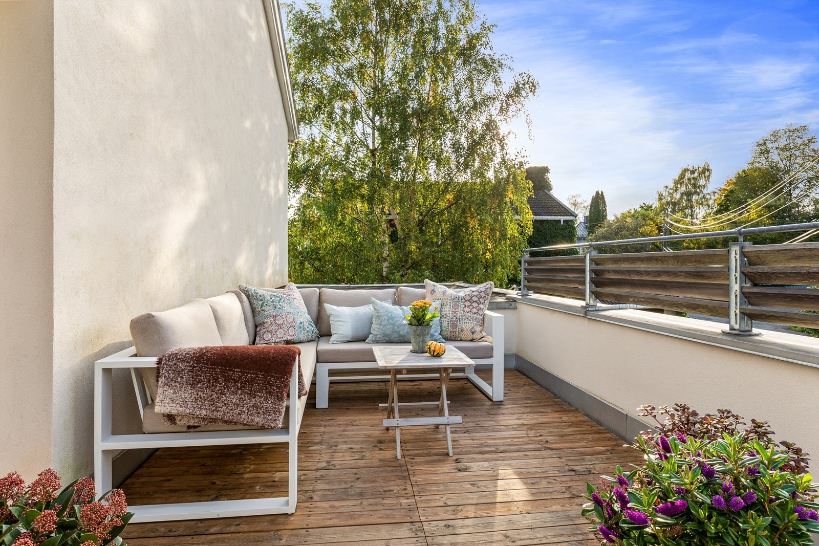 Fra trapperespos mellom 1. etasje og 2. etasje er det utgang til veranda. Galleribilde