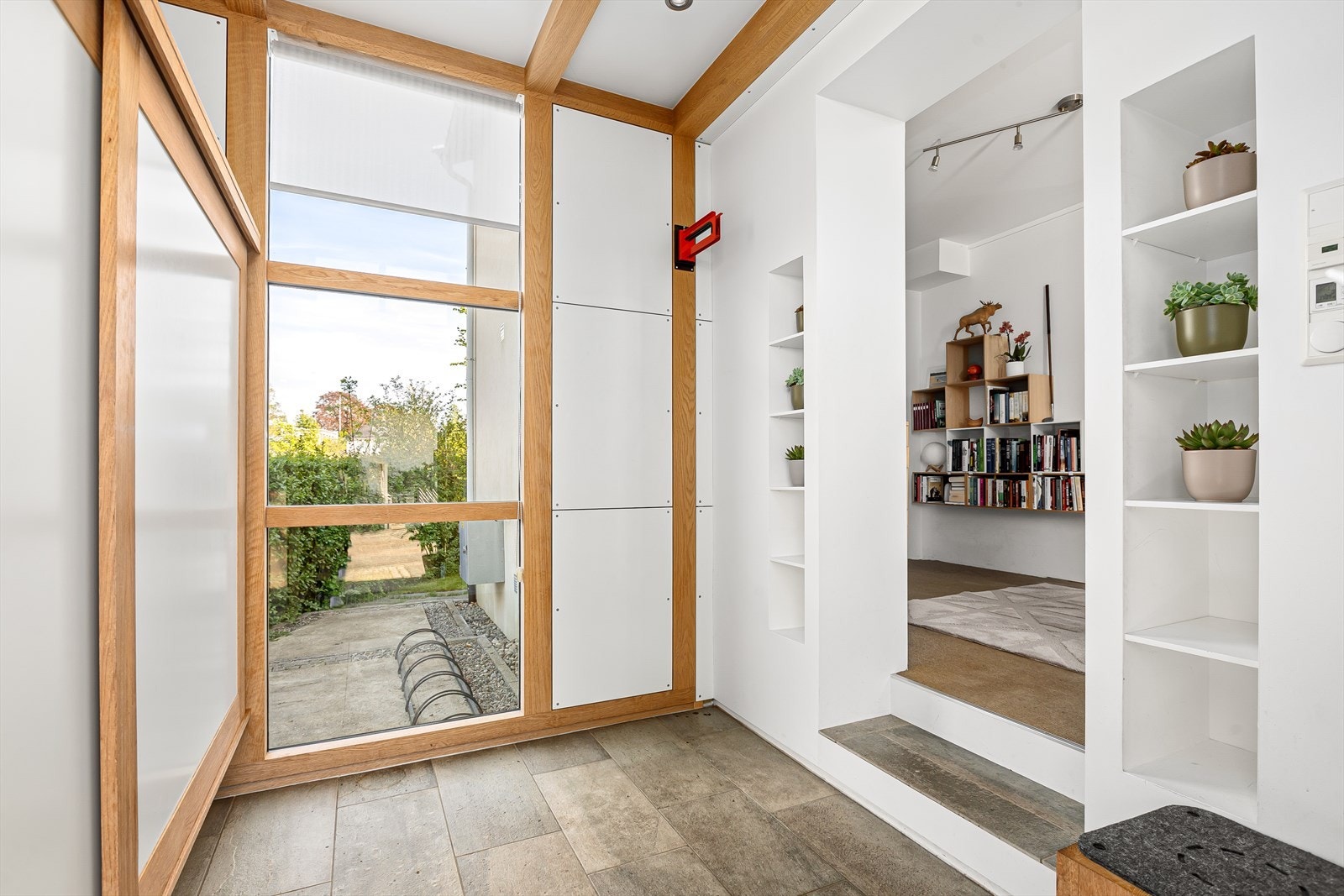 Lys og luftig entré/gang som gir et godt førsteinntrykk av boligen. Galleribilde