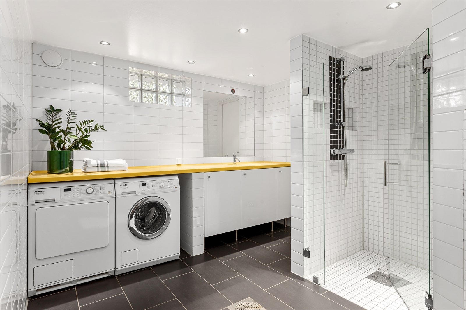 Stort bad/vaskerom i boligens underetasje. Galleribilde