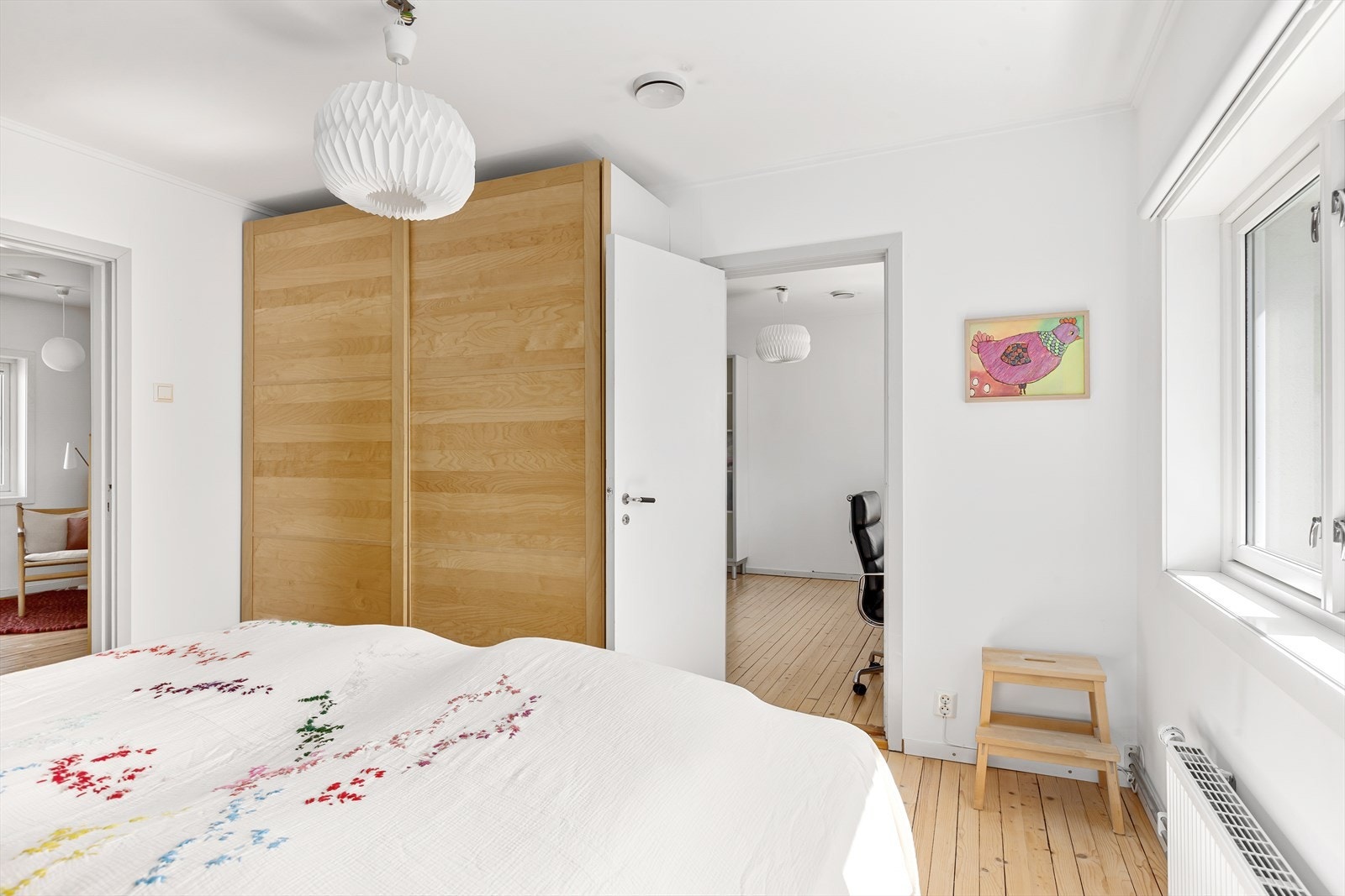 Stor skyevdørsgarderobe. Rommet har inngang fra gang og fra soverom 2. Galleribilde