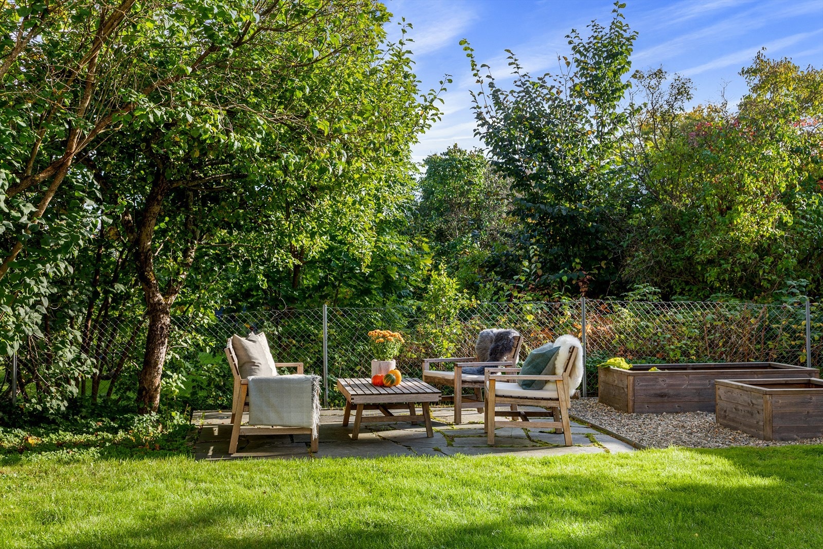 Flere idylliske og solrike uteplasser i hagen. Galleribilde