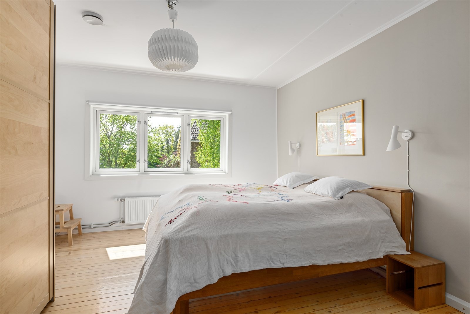 Hovedsoverom med plass til dobbelseng, nattbord og garderobe. Galleribilde