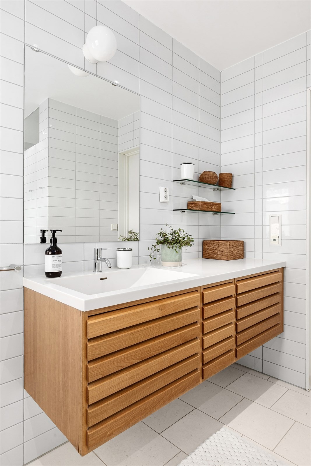 Pen og tidsriktig baderomsinnredning. Galleribilde