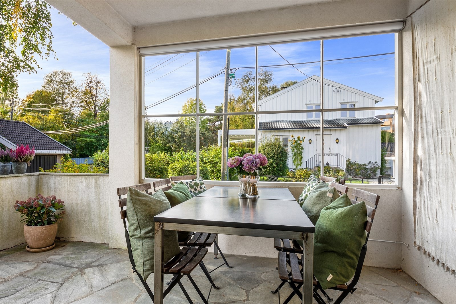 Fra stuen er det utgang til terrasse på 10 kvm. Galleribilde