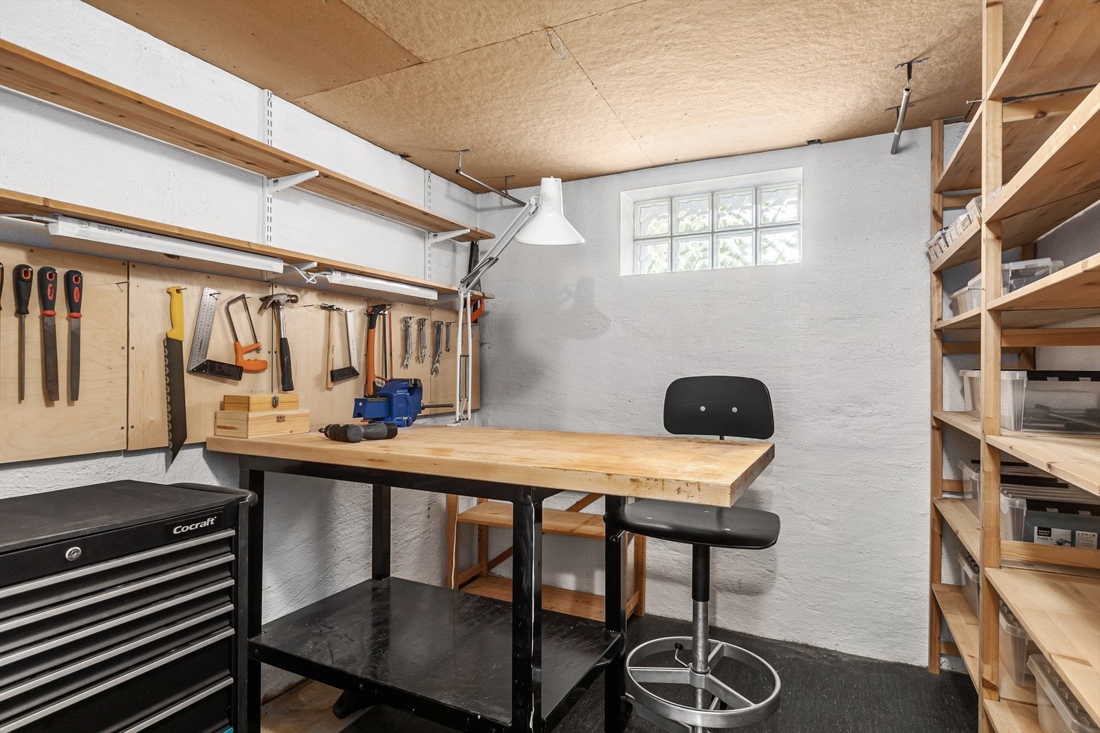 Boligen har 3 store boder i underetasjen. Her har du godt med lagringsplass og muligheter for hobbyrom. Galleribilde