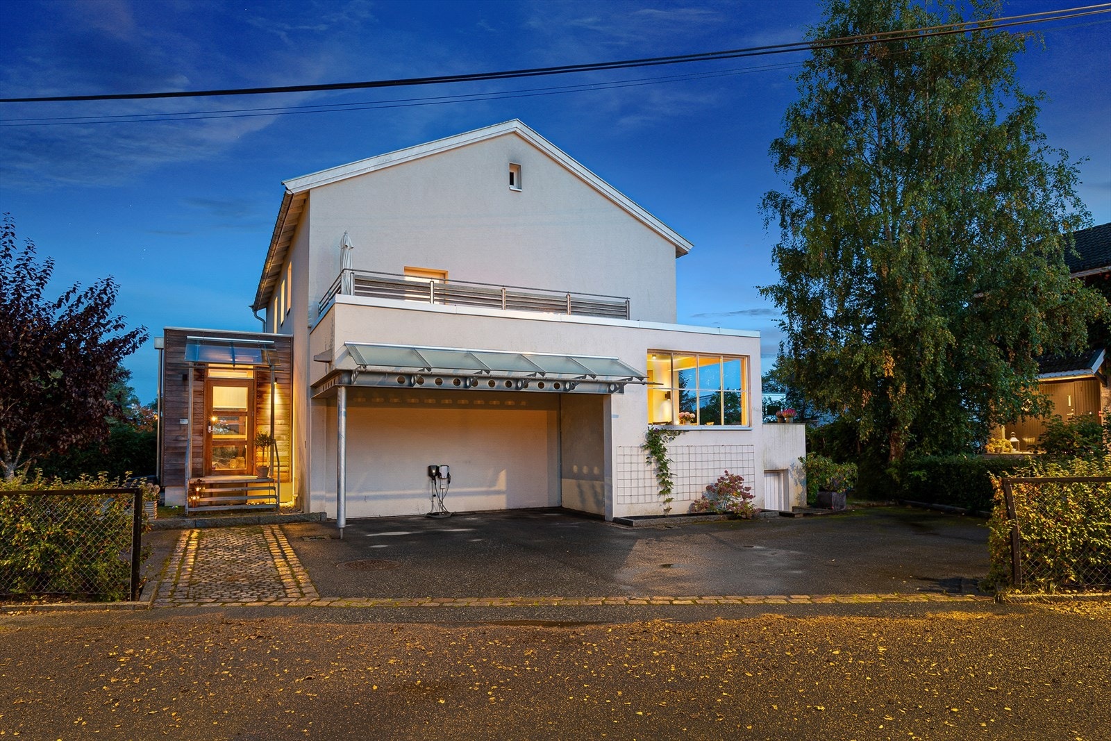 Praktisk carport i tilknytning til entré. Det er også mulighet for å parkere på tomten. Galleribilde
