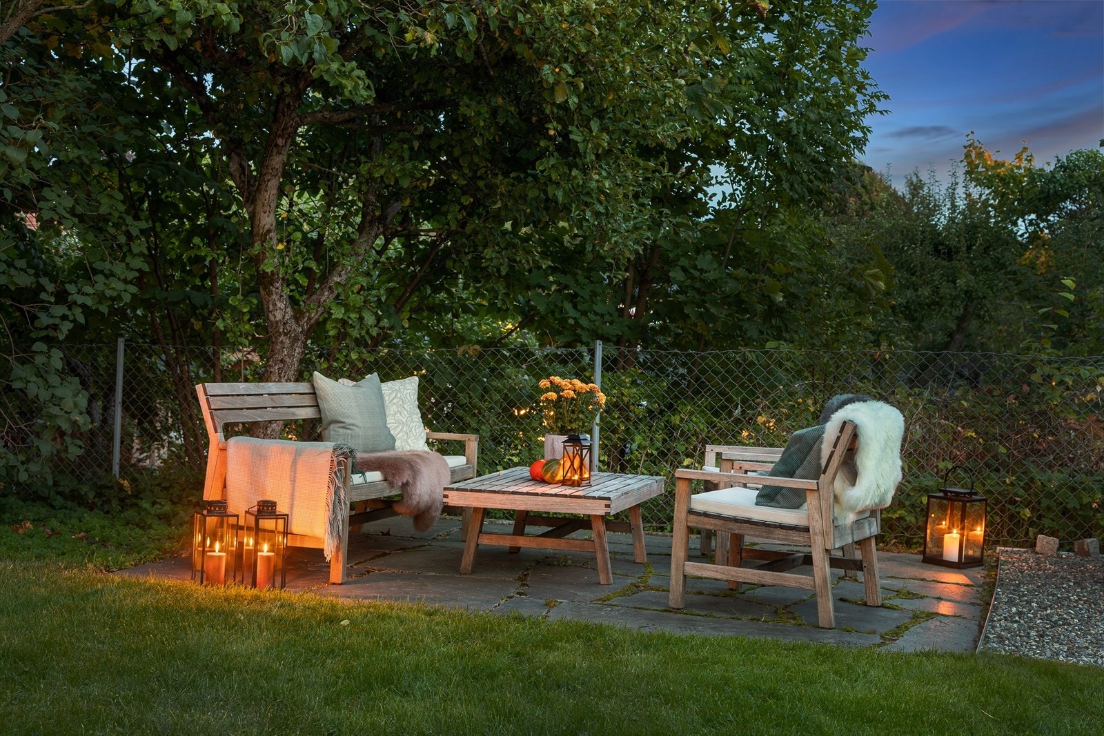 Fra terrassen har du trapp ned til den store hagen. I den store hagen har du god plass til flere soner med sittegrupper. Galleribilde