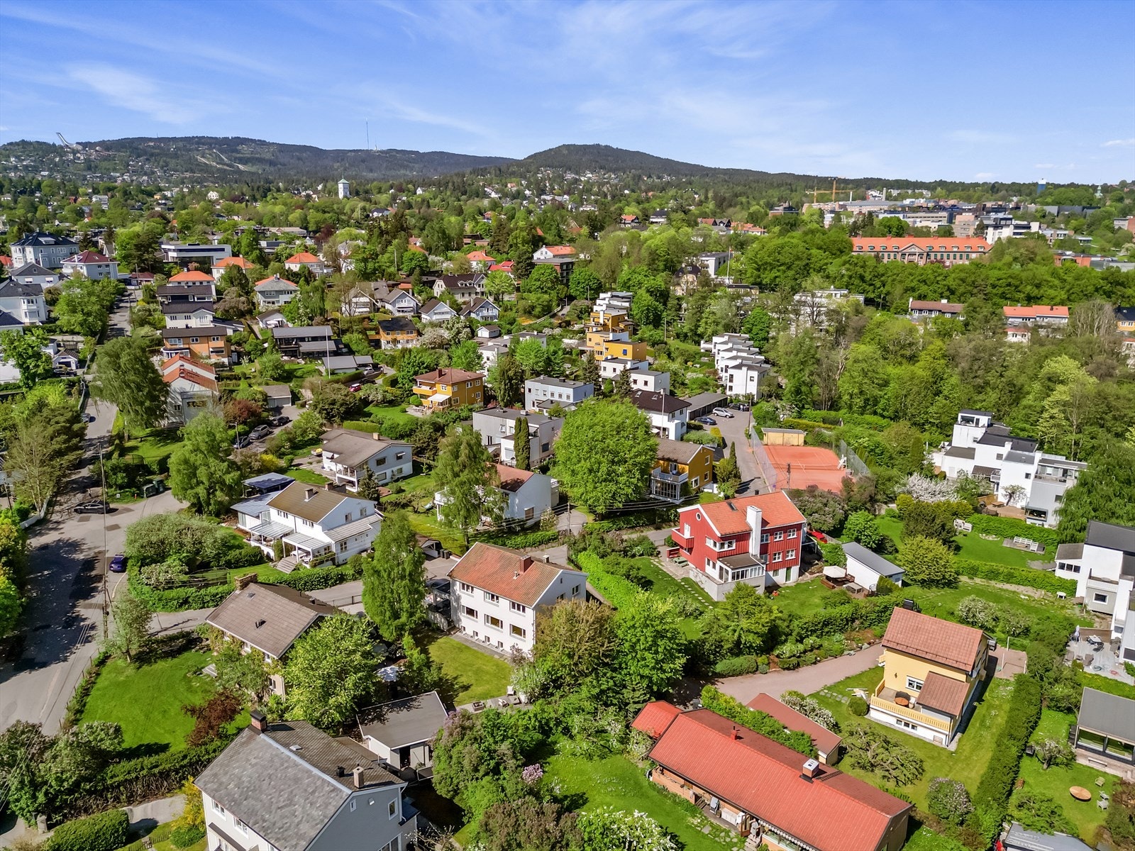 Eiendommen har en attraktiv og etterspurt beliggenhet i et veletablert villastrøk på Vinderen/Frøen. Galleribilde