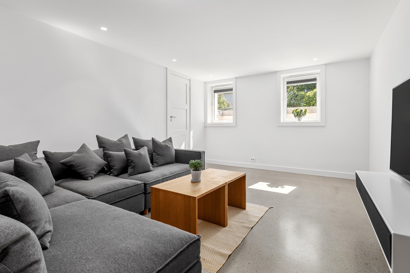 i boligens underetasje finner du en lys og romslig kjellerstue. Galleribilde