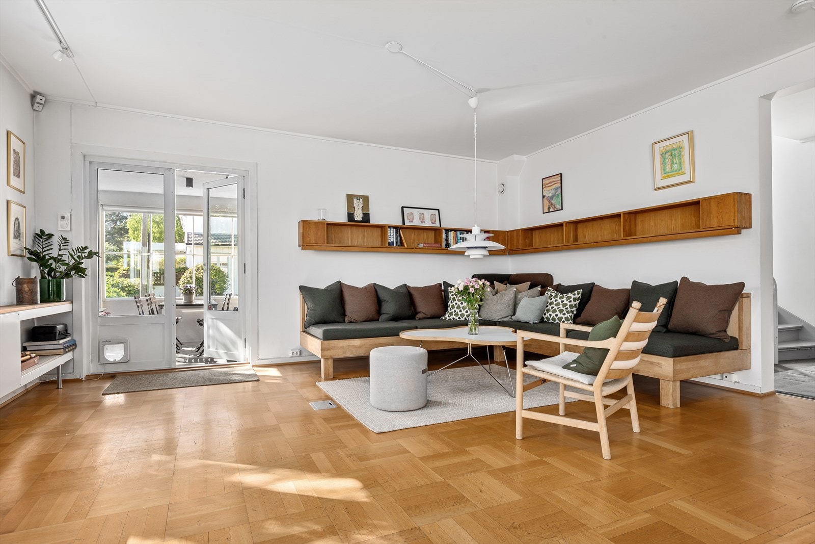 Den store stuen er enkel å møblere og har god plass til flere soner. Utgang til terrasse fra stuen. Galleribilde