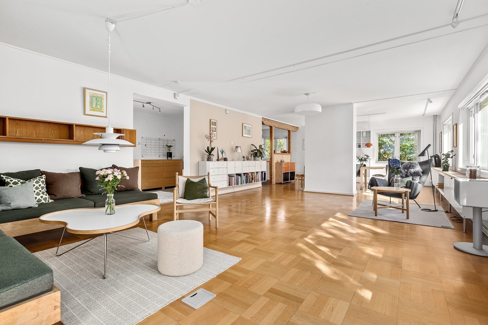 I boligens 1. etasje finner du de sosiale oppholdsrommene. Her har du stue, spistestue og kjøkken i en delvis åpen løsning. Galleribilde