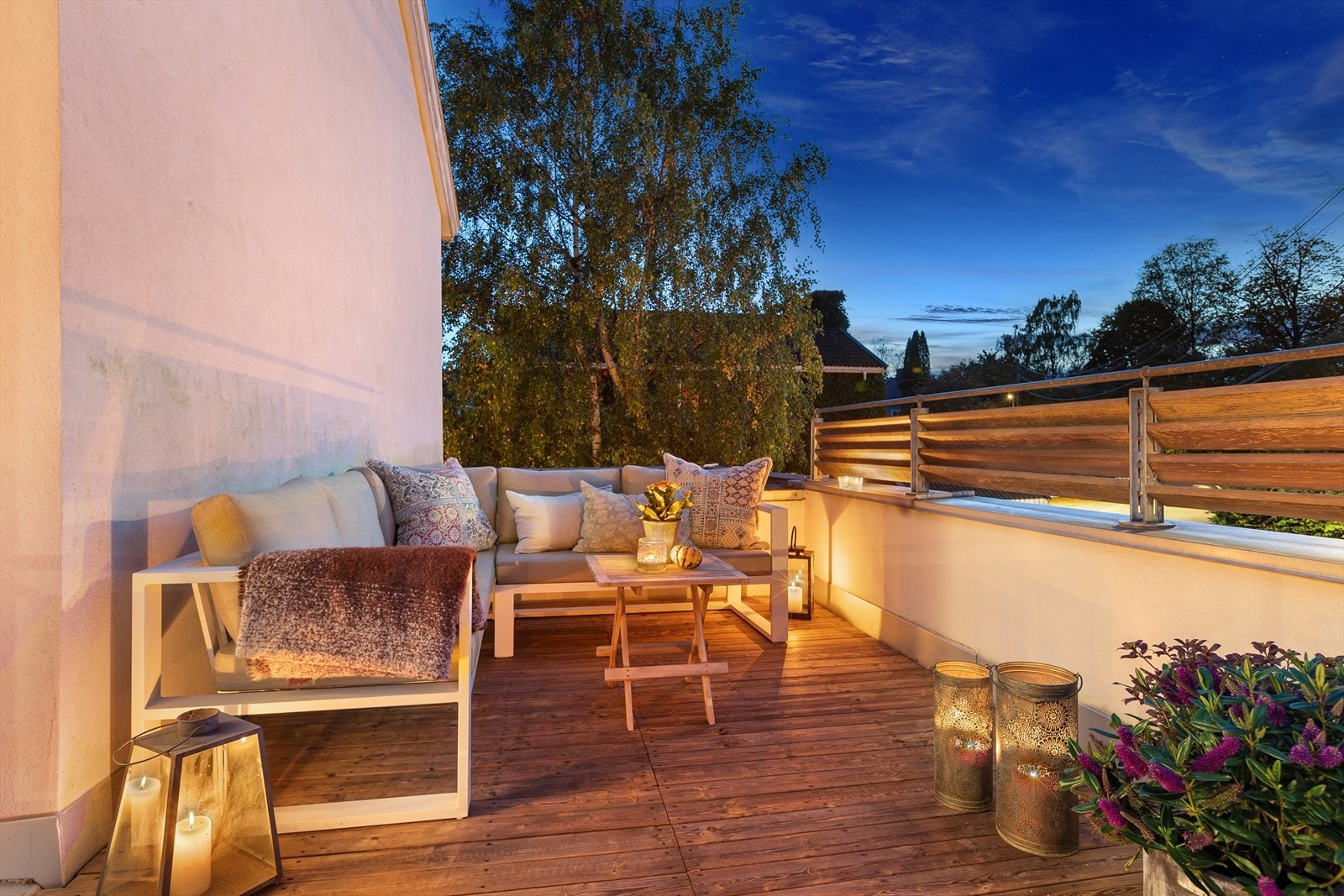 Lun og skjermet uteplass. Galleribilde