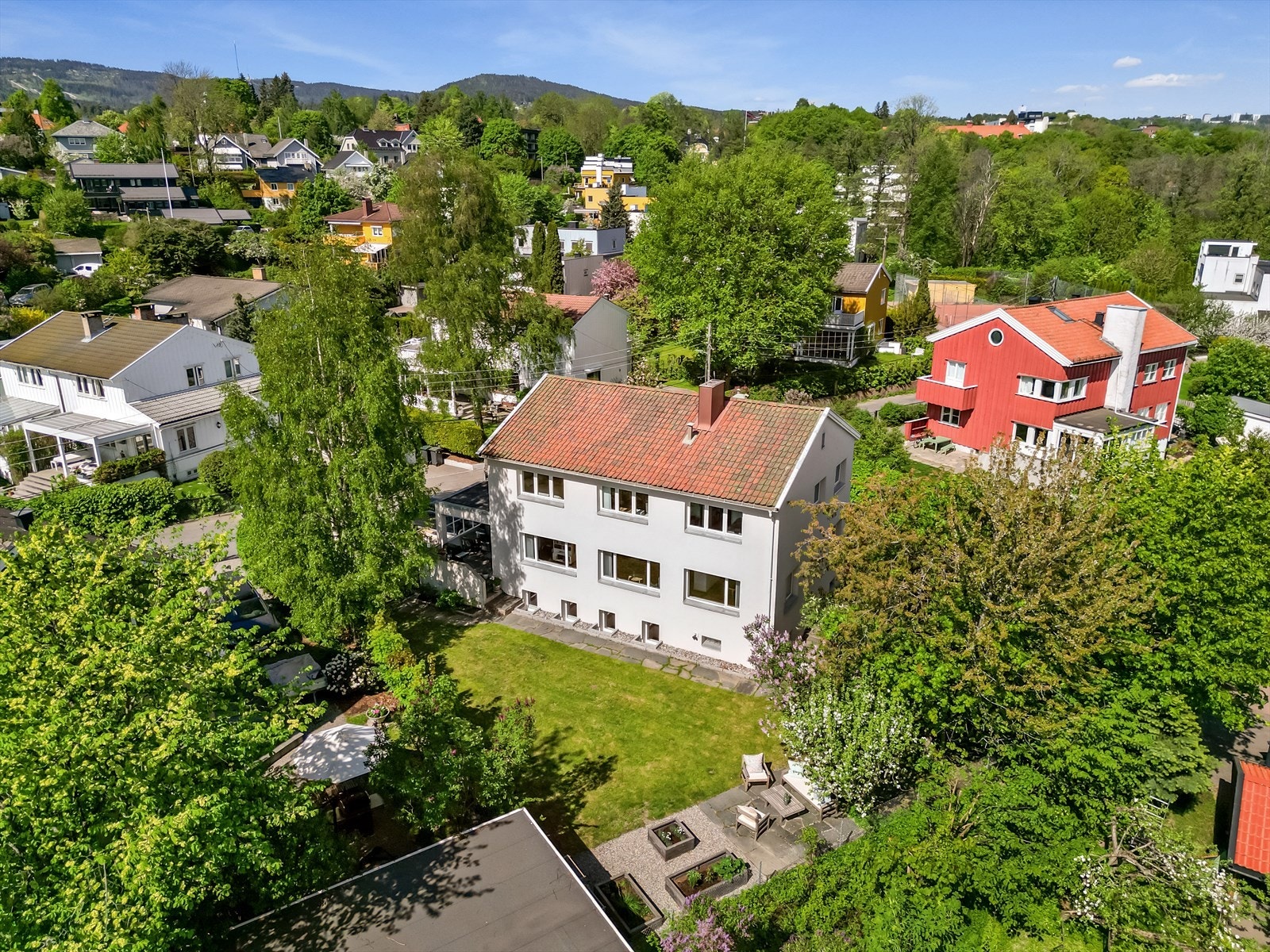 En lys, tiltalende og moderne enebolig med stor, grønn og skjermet hage i idylliske omgivelser. Galleribilde