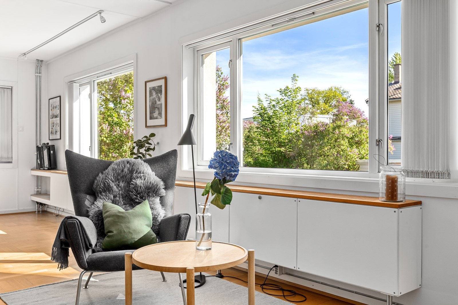 Lys og luftig stue med god plass til flere soner. Galleribilde