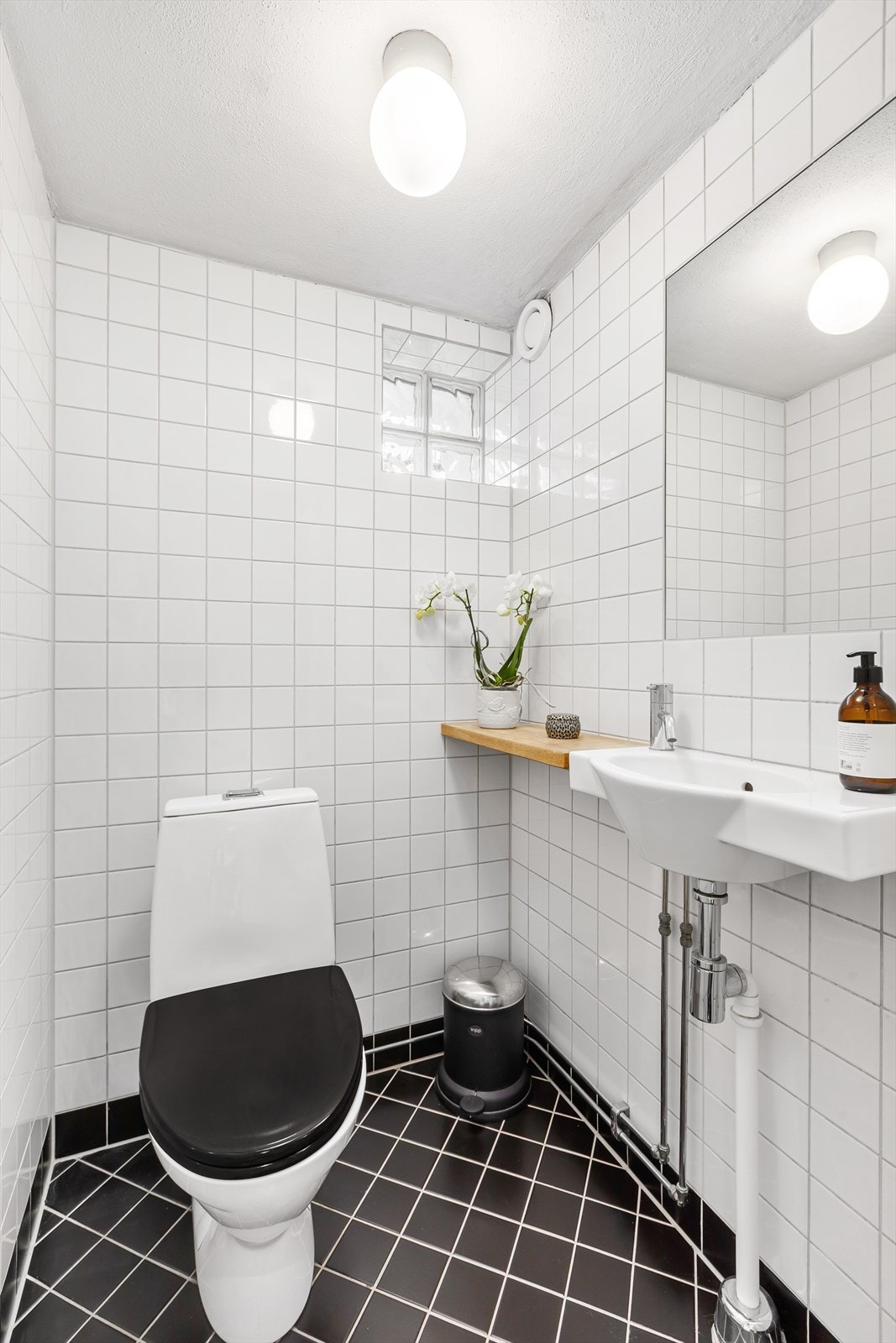 separat toalettrom i underetasjen. Galleribilde