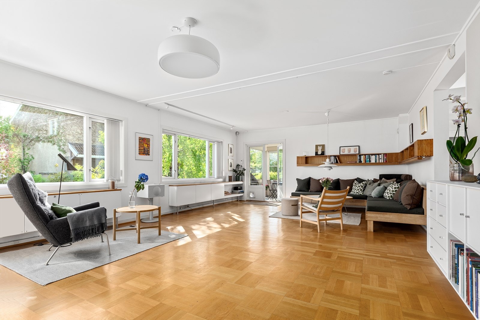 Store rom og vindusflater som gir vakkert lysinnnslipp hele dagen. Galleribilde